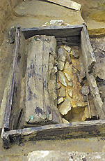 
La tombe d'un prince scythe (Kazakhstan), fouille d'un kourgane gelé sur le site de Berel'. Après enlèvement de la toiture de la chambre funéraire, on peut examiner sa construction en planches assemblées par des feuillures, et le sarcophage en place. Ce cercueil, posé sur une plate-forme de petites dalles de pierre, était fermé par un couvercle en bois fixé aux quatre angles par quatre clous ornés de griffons rapaces de bronze
