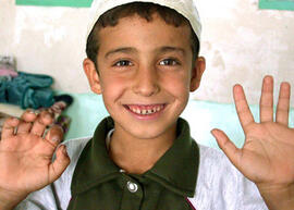 
Hommage à l'hospitalité syrienne. Portrait d'enfant. Khoseima (frère de Malak) mime la prière pour le photographe (Charaya, Syrie du Sud)
