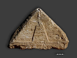 
"Dharih" Une étape nabatéenne au nord de Pétra (Jordanie). Stucs et stèles, figures et cornes. Encore mystérieux : trouvé à côté du temple, dans les ruines de l’autel, un pyramidion plein, orné d’une triangulaire nefesh (normalement funéraire)
