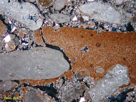
Chaîne d'observations microscopiques : un outil pour la recherche. Images numériques. Micromorphologie. Croûte sédimentaire et granules calcaires déposés par ruissellement superficiel torrentiel (lumière croisée, x40) . Tell Ghannam (Jordanie). Néolithique céramique et Chalcolithique (~ 7000-5000 14C BP). Microscope pétrographique
