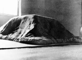 
Le Japon de 1937 à 1939 vu par André Leroi-Gourhan, dans un intérieur domestique, un système traditionnel de chauffage. Le Kotatsu (foyer), vu de côté
